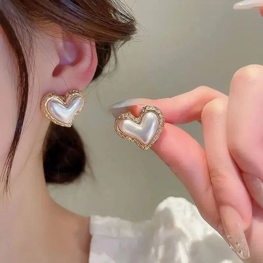 Heart-shaped pearl stud earrings
