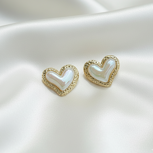 Heart-shaped pearl stud earrings