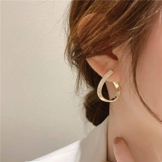 Curved hoop earring